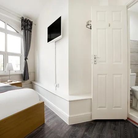 The Broadway Hotel - London Heathrow Отели рядом с достопримечательностью «Парк Остерли»