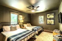 On 7 Acres, Sleeps 16, Huge Gameroom, Hot Tub, Near Slopes