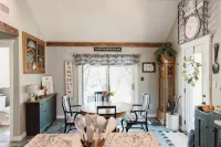 Historical and Spacious Shabby Cabin Retreat! Modern Amenities