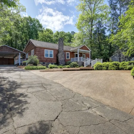 Cedar Cottage at Lake Guntersville Located a block from boat launch and park