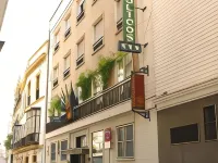 Reyes Católicos Hotels near Torre Sevilla