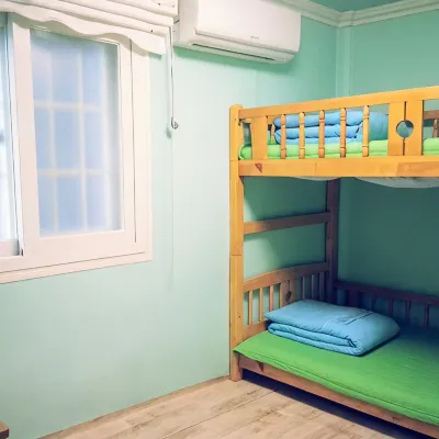 Blue Backpackers Hostel Отели рядом с достопримечательностью «Банк Пусана»