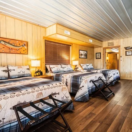 Luxury Riverfront Lodge Fishing, Hot Tub & White River Access and Ozark Views” Отели в г. Бакстер