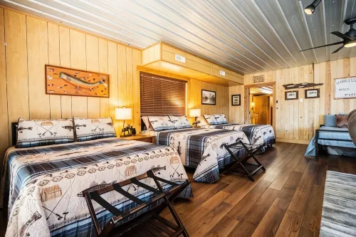 Luxury Riverfront Lodge Fishing, Hot Tub & White River Access and Ozark Views”