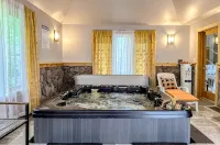 5 BR Luxury Escape with Hot Tub, Home Theater, Arcade, Min from Lake & Slopes - Villas