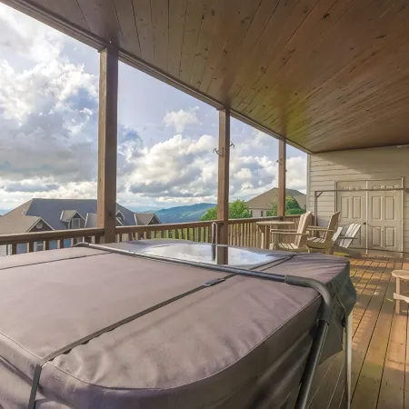 Walk to ski slopes! INCREDIBLE MTN VIEWS,SUNSETS, HOTTUB, FIREPLACE