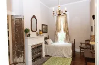 1880's Cozy Cottage, close to Historical Downtown. Sleeps up to 63B3B-pets OK