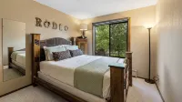 Luxury Estate on 5 Acres - Pickleball, Hot Tub, Mountain Views & Endless Fun - balcony