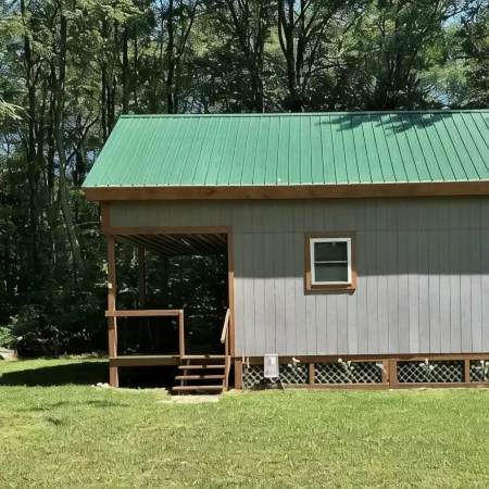 Charming cabin in delightful Montague with WiFi, AC, and parking