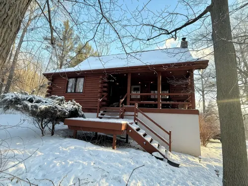 Beautiful Log Cabin Tucked Away on 5 Acres - Alppimaja