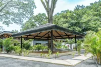 New Luxury Villa in central Guiones - walk to the beach, large pool & parking - 別墅