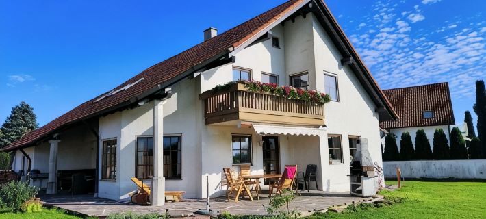 Großes Ländliches Haus mit Garten und Malerischem Ausblick, Beste Lage im Allgäu Hoteles en Distrito de Baja Algovia