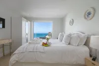 Stunning 5 Bedroom Holiday Home, with Amazing Sea Views, Garden and Parking - balcony