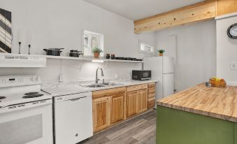 Cozy retreat near Sandpoint, Idaho. Close to Downtown, the lake and skiing.