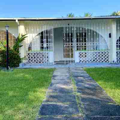Cozy condo - stone throw away from the beach ! Others