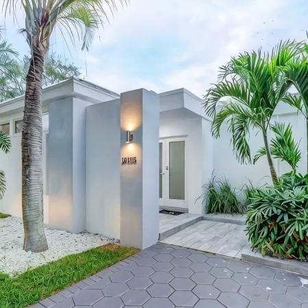 Modern Retreat • Heated Pool, BBQ, Pool Table, Ping Pong, Playground
