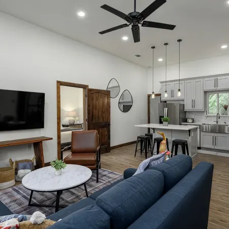 Orange Door Oasis -Gorgeous 3BR/BA Lake House