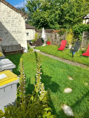 House 20 min from Paris (line h) + CDG airport link. 5 min walk to transport. - บังกะโล