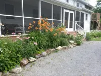 Two Bedroom Across from Outlet Pond on edge of village and wooded trails. - 3-Sterne