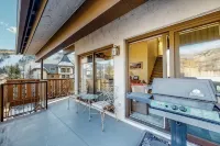 Charming Mountain Cabin Huge Condo Steps to Gondola! Pool, Hot Tub and Views! - 3-نجوم