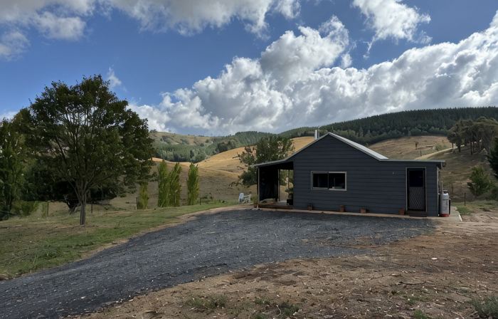 Native Valley Cottage is a peaceful, tranquil hideaway in the Tumbarumba area.