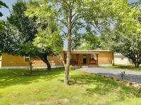 Gene's Retreat, charming lakeside 3 bed 2 bath peaceful home near Ft Gibson Lake - WiFi