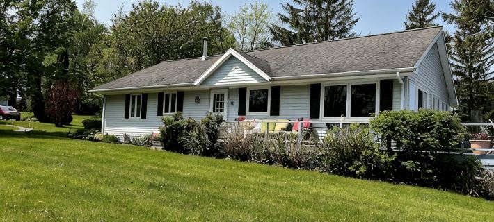 Stunning Lake Views From This Artistic Getaway Hotels in Wayne County