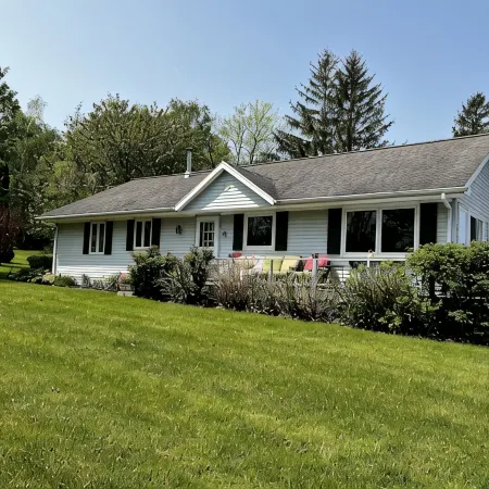 Stunning Lake Views From This Artistic Getaway Hotels in Wayne County