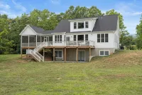 NEW Luxury Cottage with Mountain Views - 4-Star