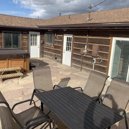Scenic 3 bedroom cabin with hot tub