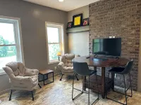 Great bedroom with private bathroom & Lounge above a local Diner - 무료 와이파이