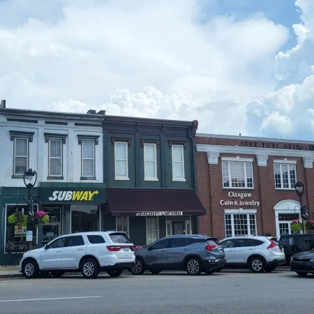 Large two floor 4-bedroom 2.5 bath apartment w AC, WiFi in downtown Glasgow KY