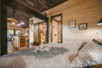 Cozy Couples Cabin/Private & Secluded/Hot Tub/Fire Pit/Hillside View - Romantic