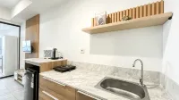 Basic Brown Accent 1BR Apartment Collins Boulevard By Travelio - 3-Star