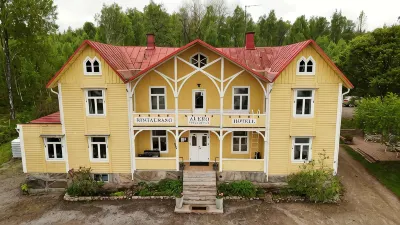 อาลีโบ้ เพ็นชั่นนัท โรงแรมใน