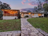 Luxury Lakefront Oasis with Boat Dock-Firepit Hotels in McQueeney