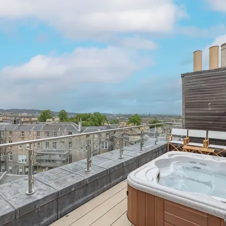 Joivy Beautiful Penthouse with Terrace & Jacuzzi