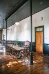 Beard and Lady Inn - 주차장