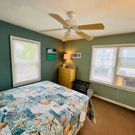 2BR Condo in Heart of Downtown -- Walk to Beach & Shopping