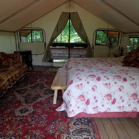Glamp Richard on Adirondack Flower Farm Отели в г. Джонсберг
