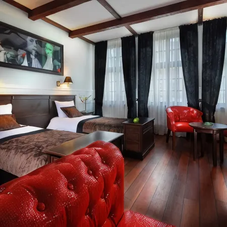Holland House Residence Old Town Отели рядом с достопримечательностью «Длинный мост»