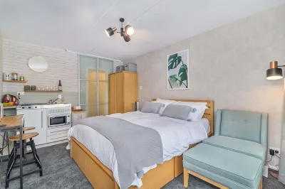 The Cube - Cosy Studio - Great Location Close to Attractions, Shops & Eateries Hotels in 