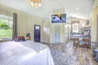 Centrally Located in the Heart of Hocking Hills, Minutes from Hiking & Shopping