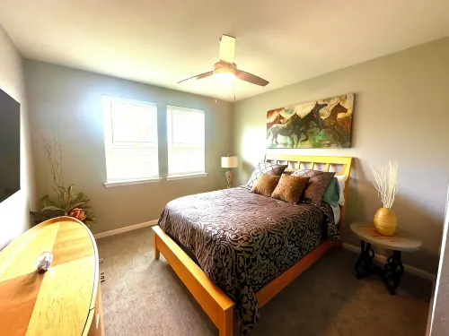Plush Apartment Near Airport Zoo - Condos
