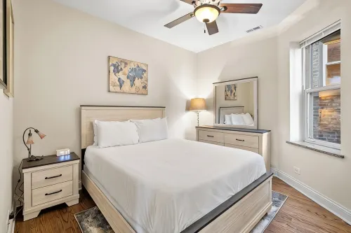 North Center Chicago - Walkable - Transit Accessible - King & Queen Beds - Apartments