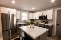 Modern 4 bedroom, 2 living room overlooking creek - chambre d’hôtes