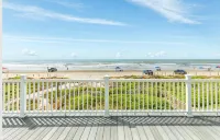 Spacious Beachfront 4-bedroom house in fabulous Surfside Beach with tiki bar - 4-Star