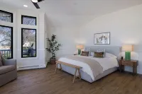 Beachfront Home on Lake Michigan beach. Spectacular sunsets, walk to downtown. - 4-Star