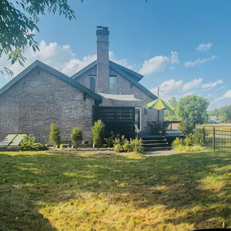 4-bedroom cottage in peaceful Portage Lakes w/ hottub, lake access, pet friendly