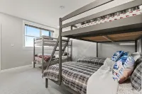New Renovated 3BR/4BTH Condo Sleeps 10 Gym Heated Pool Walk to Stratton Mtn